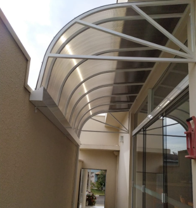 Áreas de convivência corporativa ao ar livre: mobiliário e proteção que precisam andar juntos