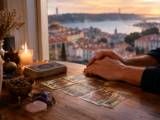 Tarologa fazendo tiragem de tarot do amor, com uma bela vista na janela paisagem vista panoramica de portugal